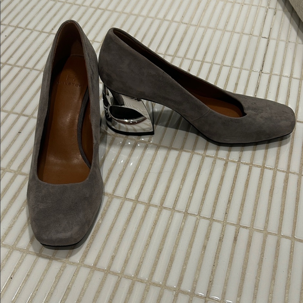 Halston Krista pump block Suede Women's Heels